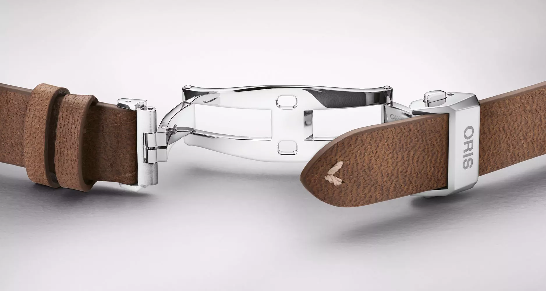 The Oris Big Crown Calibre 473 is fitted with an olive brown Cervo Volante deer leather strap with butterfly clasp and fine adjustment system.