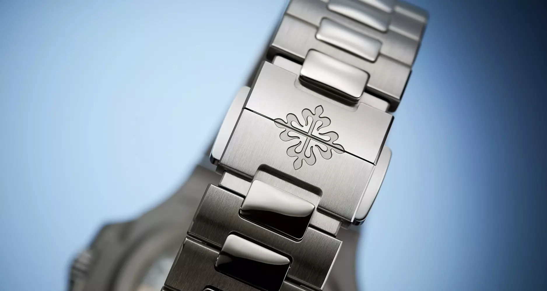 A new secured foldover clasp and lockable adjustment system are improvements made to the Patek Philippe Nautilus Ref. 5811/1G-001.