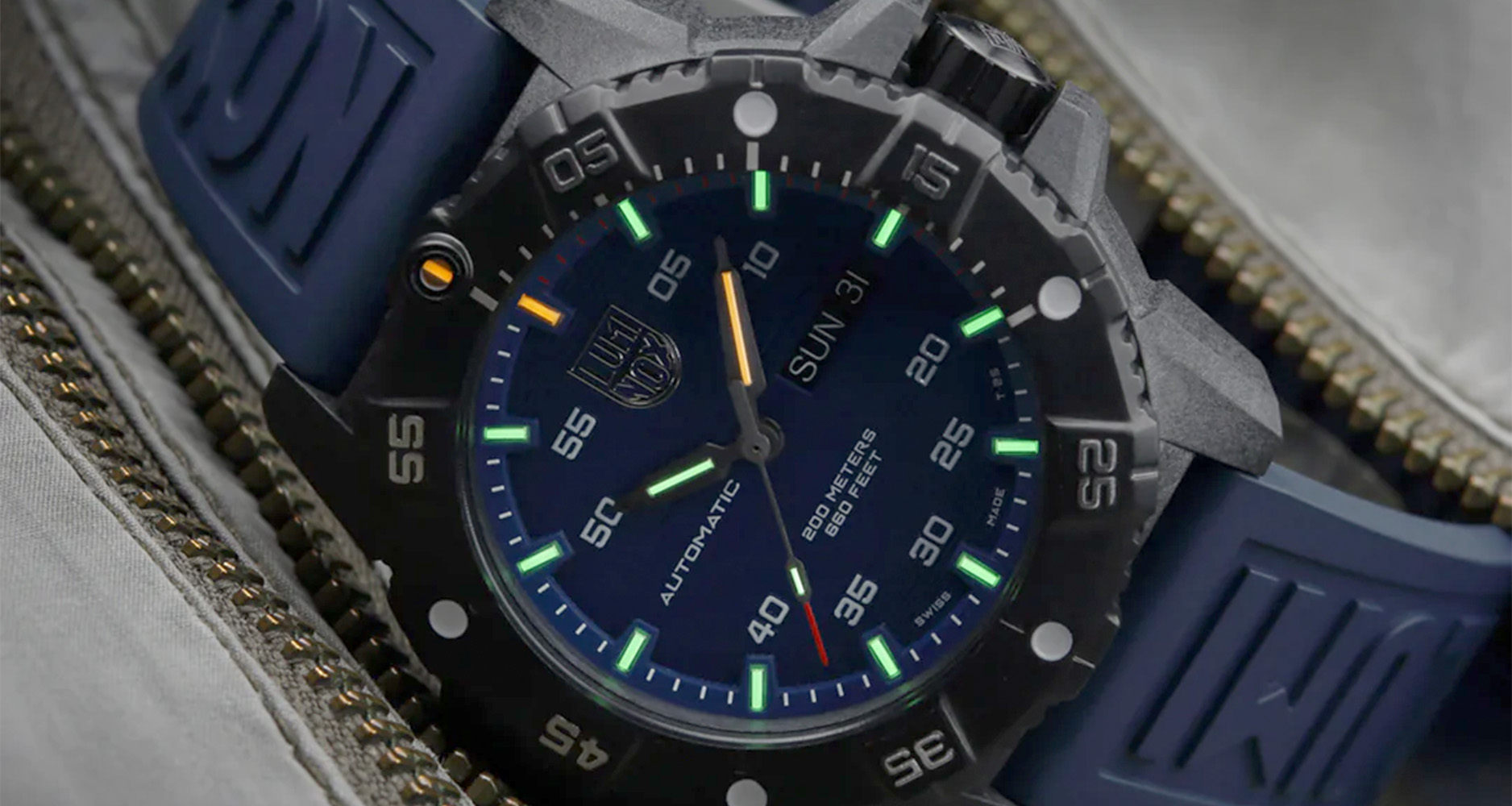 The tritium light tubes on the Luminox Master Carbon SEAL Automatic 3863 stay lit for up to 25 years, even in the darkest of environments.