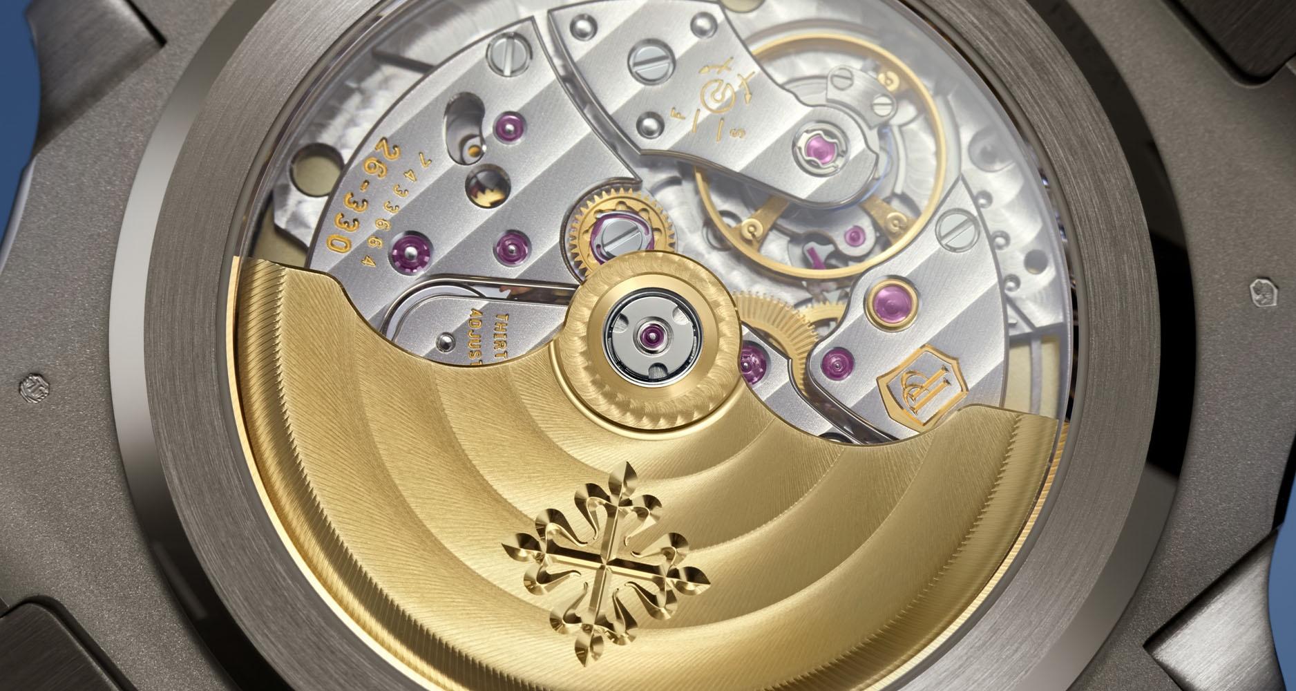 Through the fixed caseback of the Patek Philippe Ref. 5811/1G-001, you can see the Calibre 26-330 S C.