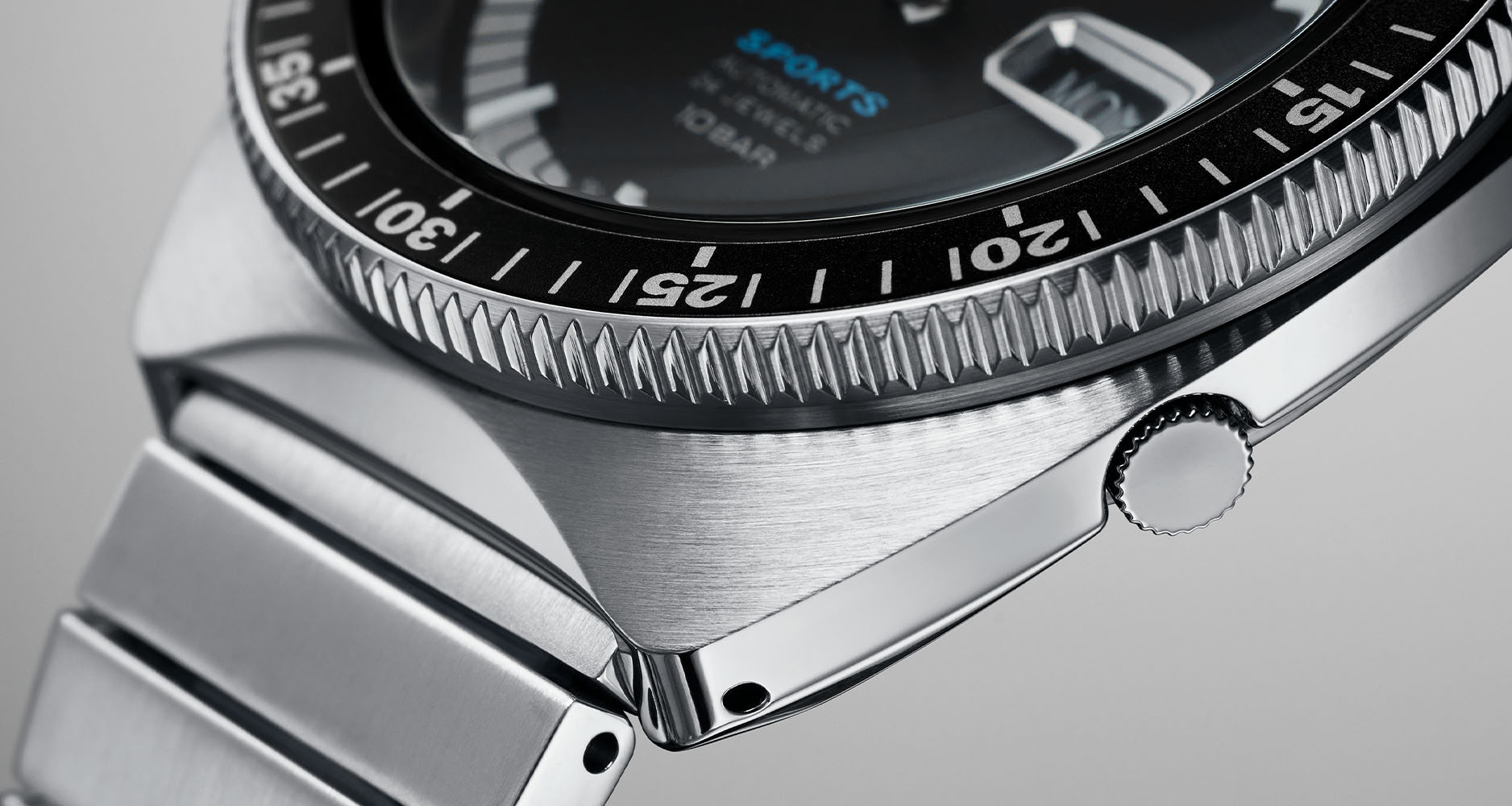 The mono-link bar bracelet design of the Seiko 5 Sports 55th Anniversary Limited Edition SRPK17.